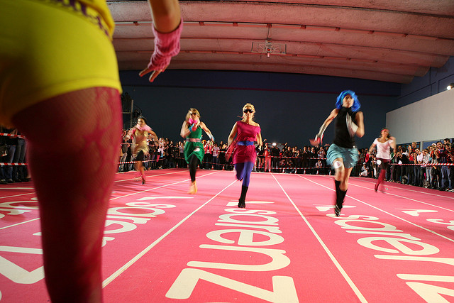 Des fesses au départ de la grande course en talons./ Photo Raphael Labbé