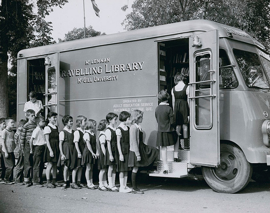 Bibliothèque mobile à Richmond, Canada, 1959./ Archives nationales