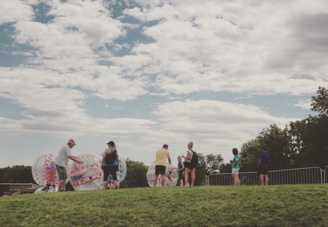 Dévaler la colline dans un ballon./ Photo DR Lexie Swing