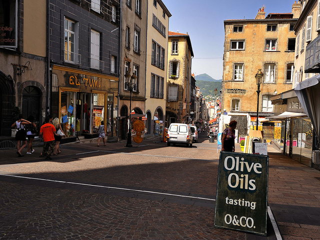La rue des gras, et les volcans en fond./ Photo Marcel Musil