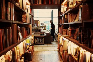 Entre les livres./ Photo 命は美しい