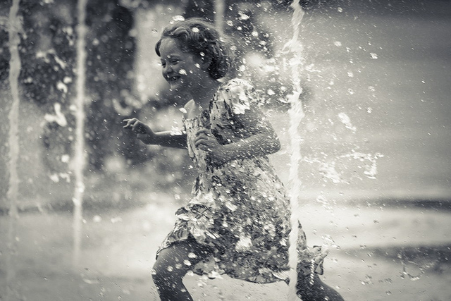 Playing with water./ Photo Fred Mancosu