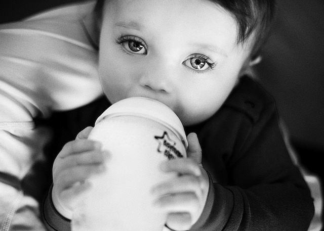 Un biberon et trois kilomètres de cils./ Photo Kris Kesiak