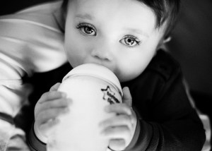 Un biberon et trois kilomètres de cils./ Photo Kris Kesiak