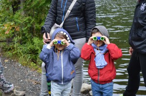 Equipés de jumelles pour enfant dénichés par mon amie à la boutiqye./ Photo DR Lexie Swing